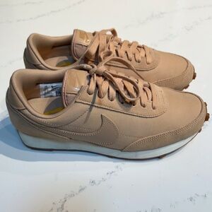 Nike Daybreak Women’s Size 7 Vachetta Tan